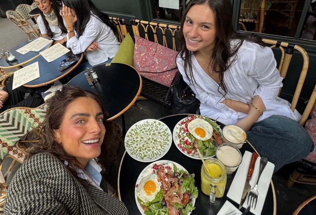 Aislinn Derbez y Lorenza Ochmann aprovecharon su encuentro en París para disfrutar de un almuerzo juntas.