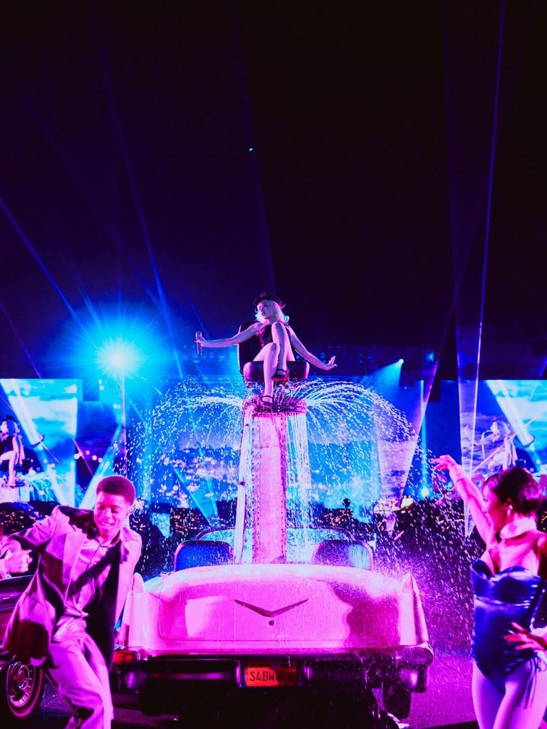 Sabrina Carpenter cierra su show en Coachella.