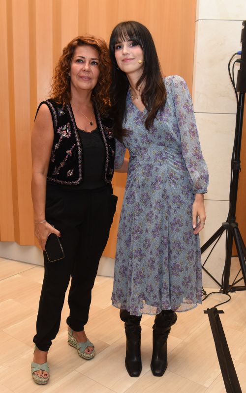 Emi Huelva con su madre presentando su libro