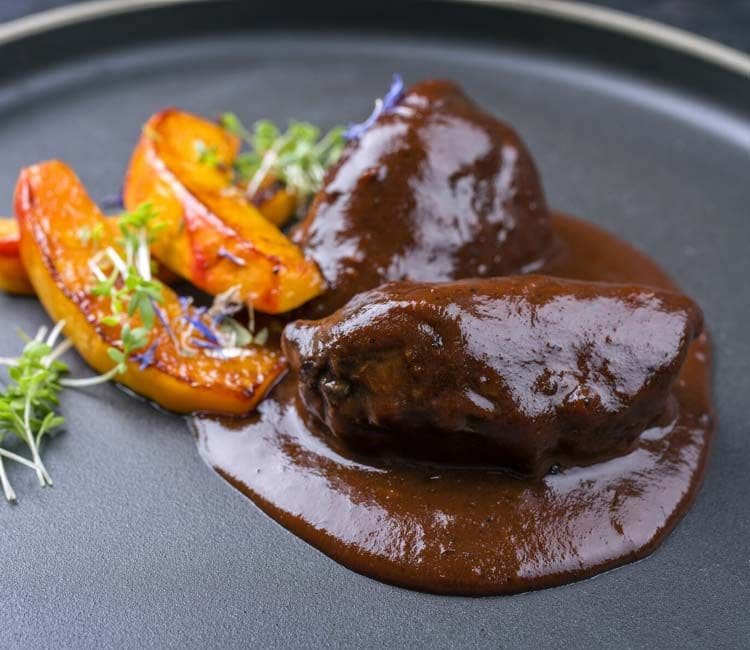 Carrilladas con salsa de vino tinto y chocolate