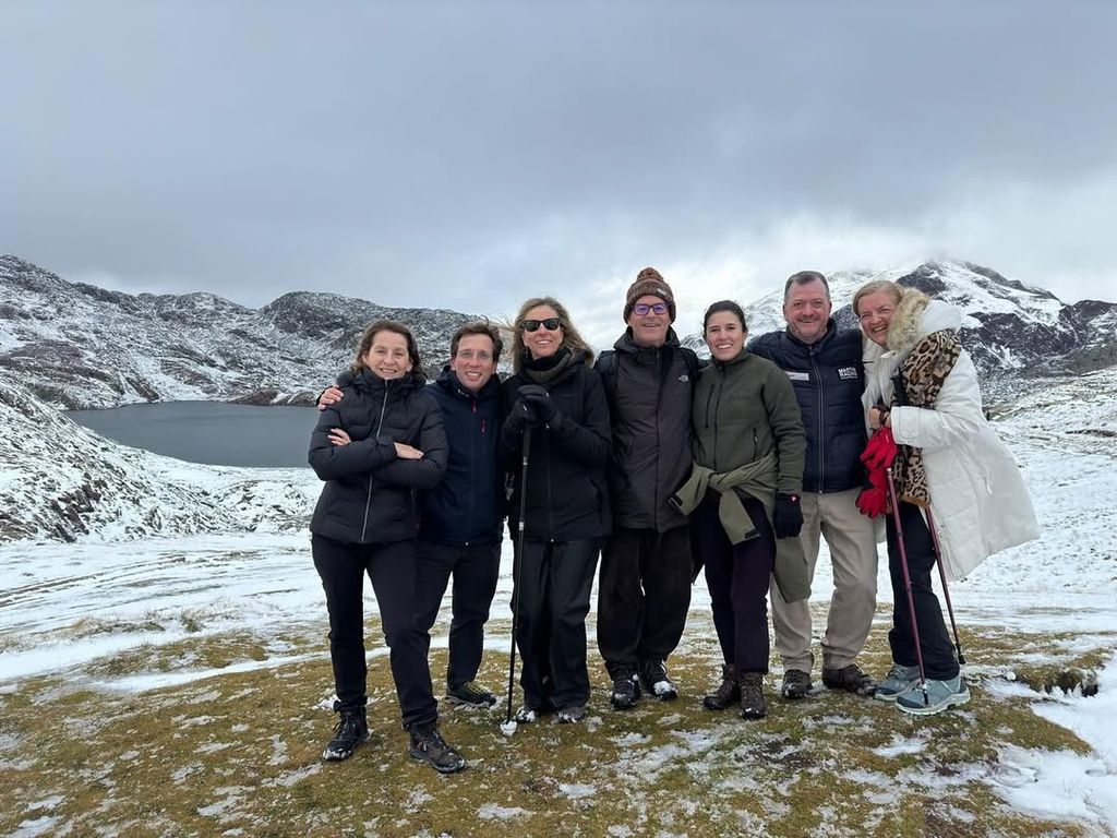 La pareja junto a los amigos con los que visitaron Ibón de Estanés en 2024