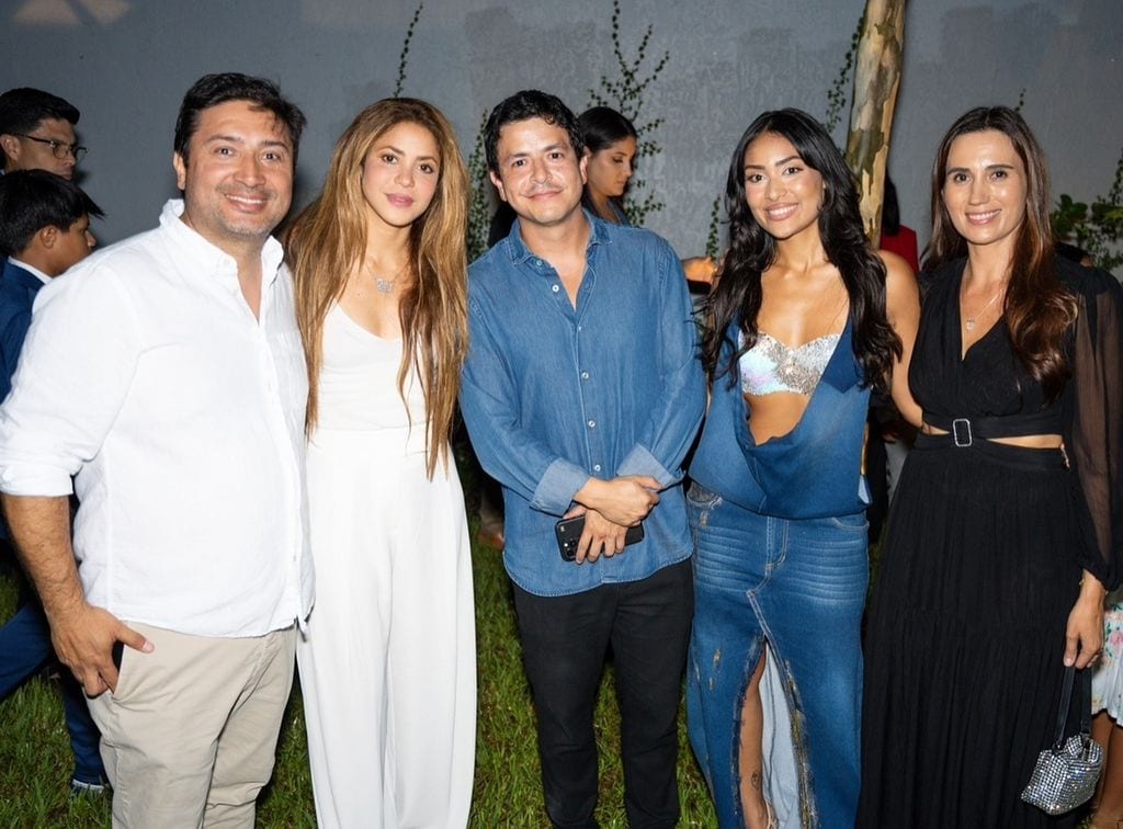 Shakira lució muy guapa y elegante en el evento de su sobrina.