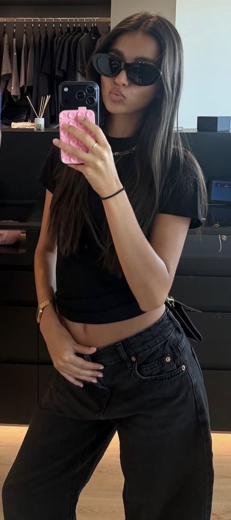 Inés García con look negro