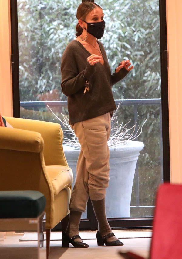 sarah-jessica-parker-joggers-merceditas