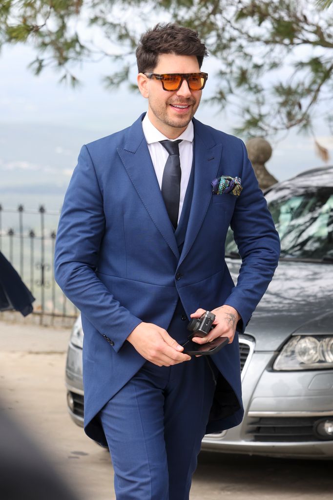 Diego Matamoros con chaqué azul