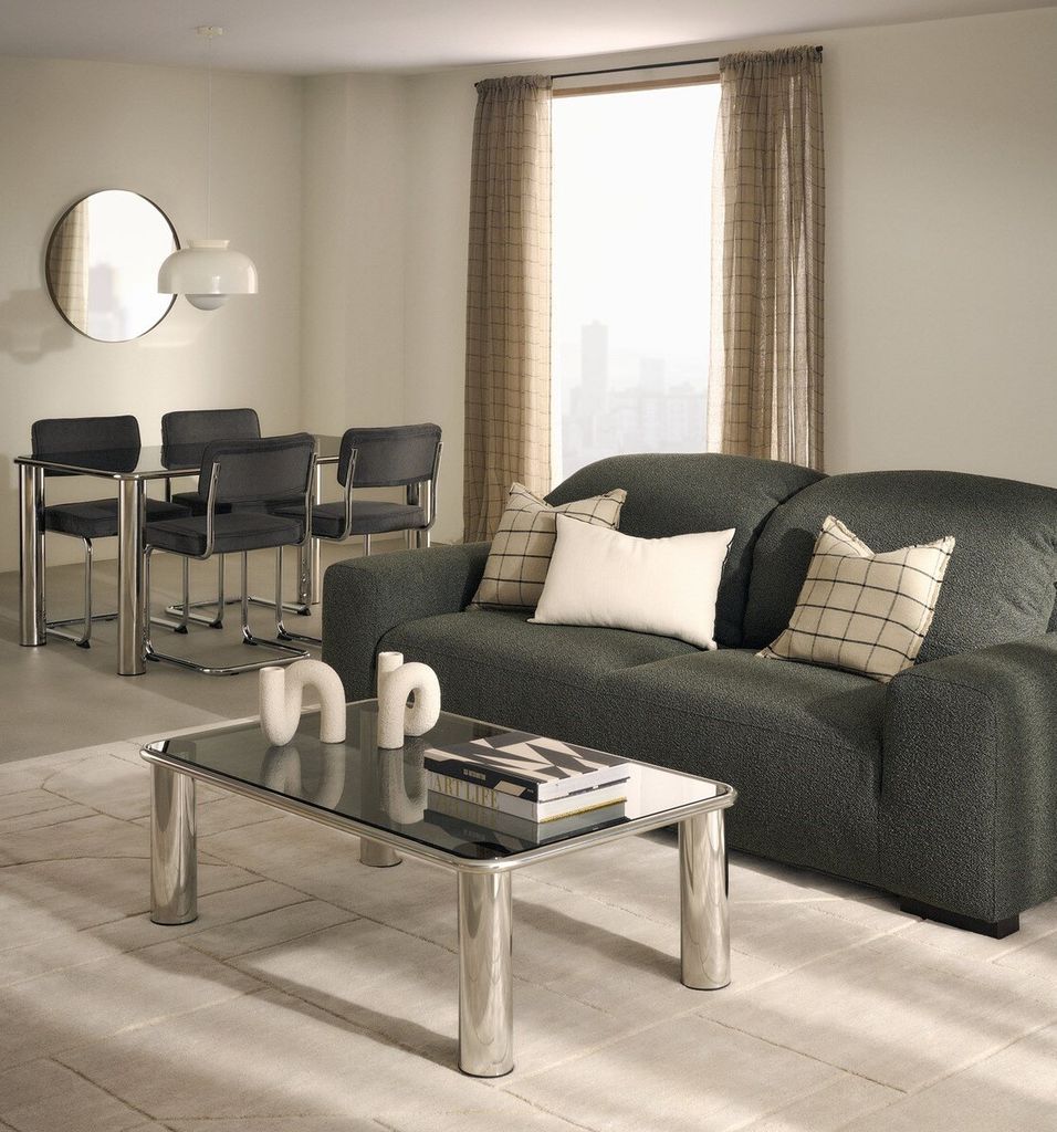 Salón-comedor con muebles de metal y cristal