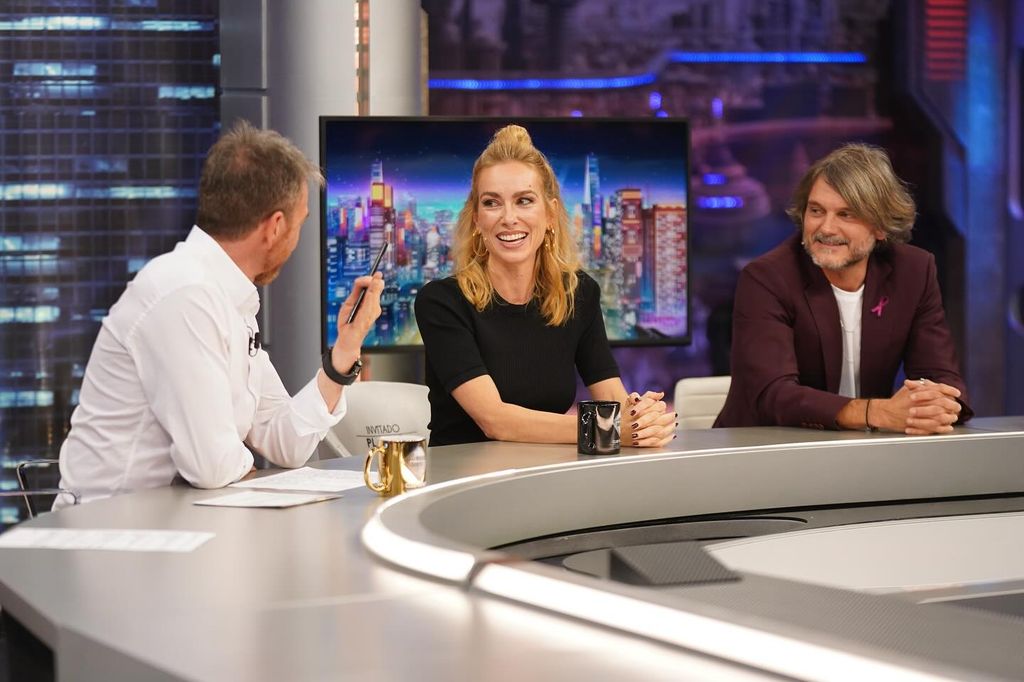 Plano medio de Kira Miró y Salvador Reina en El Hormiguero con Pablo Motos