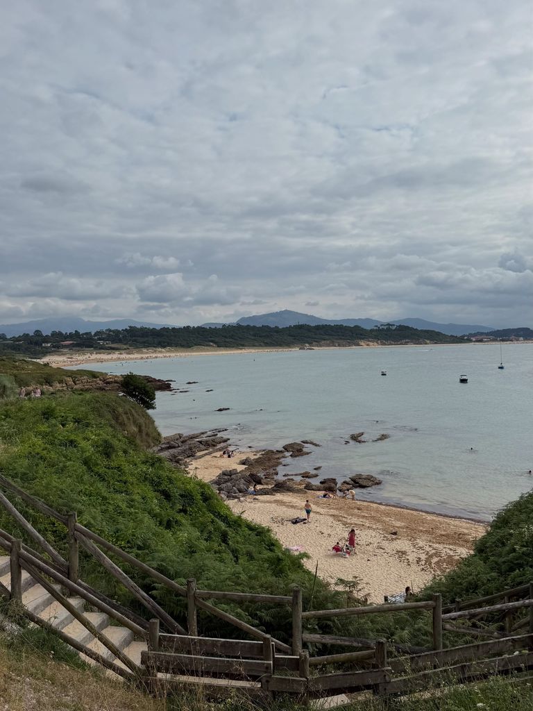 Espectacular vista de la playa, entre acantilados