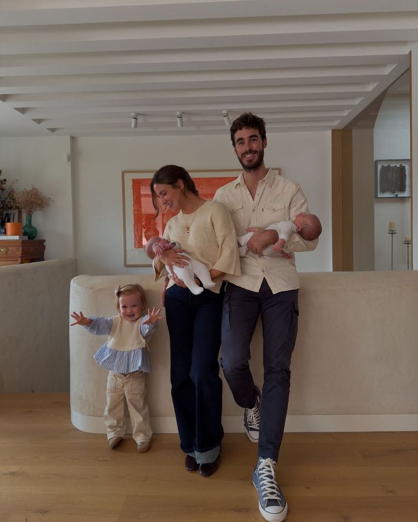 Plano entero de Marta Pombo con su pareja y sus hijos