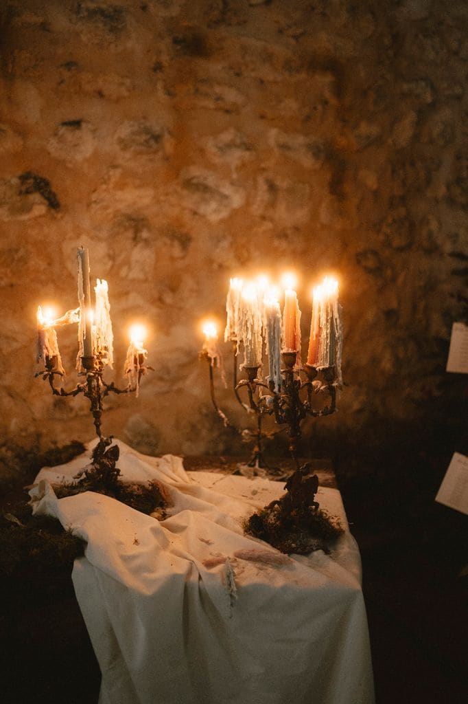 Decoración de boda con velas y candelabros