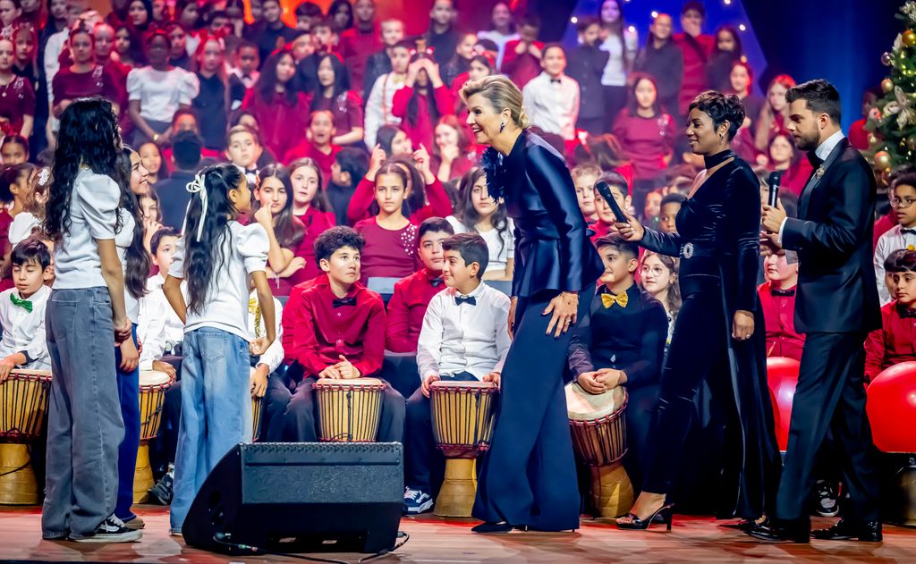 Máxima de Holanda asiste a la Gala Musical de Navidad con un look festivo: top con plumas y pendientes de zafiros