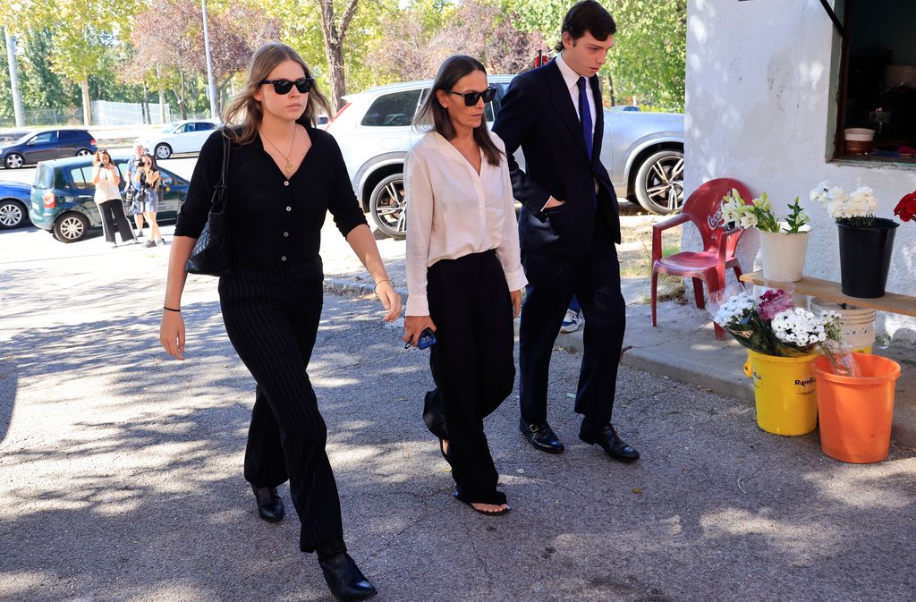 Laura Ponte y sus hijos en el funeral de Juan Gómez-Acebo