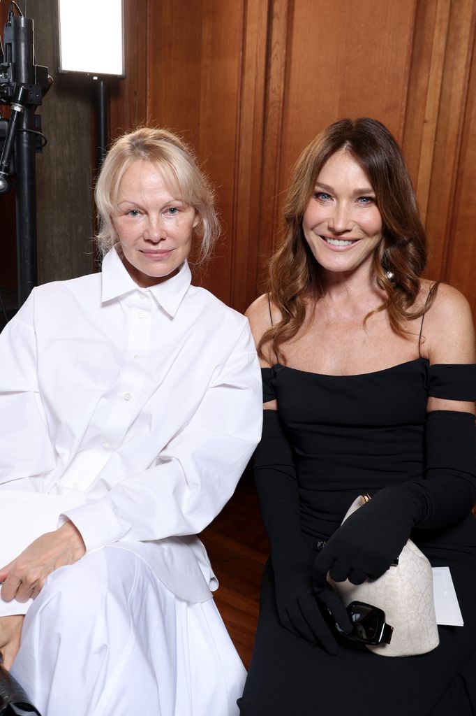 La relación de Pamela Anderson y Jacquemus no es nueva, pues ha asistido a varios de sus desfiles y lucido sus diseños. En esta foto, junto a Carla Bruni en la primera fila del desfile Menswear Fall-Winter 2025/2026 durante Paris Fashion Week en enero del 2025. 