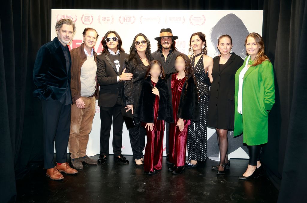 Farruquito, su familia, Santi Aguado y los productores durante el preestreno