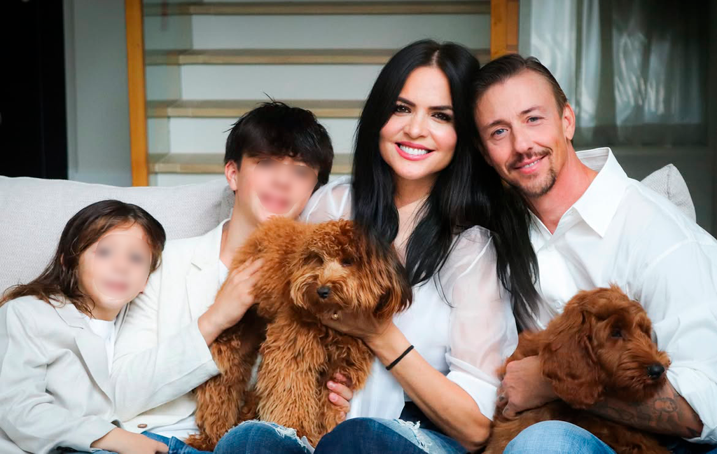 La feliz familia posando juntos