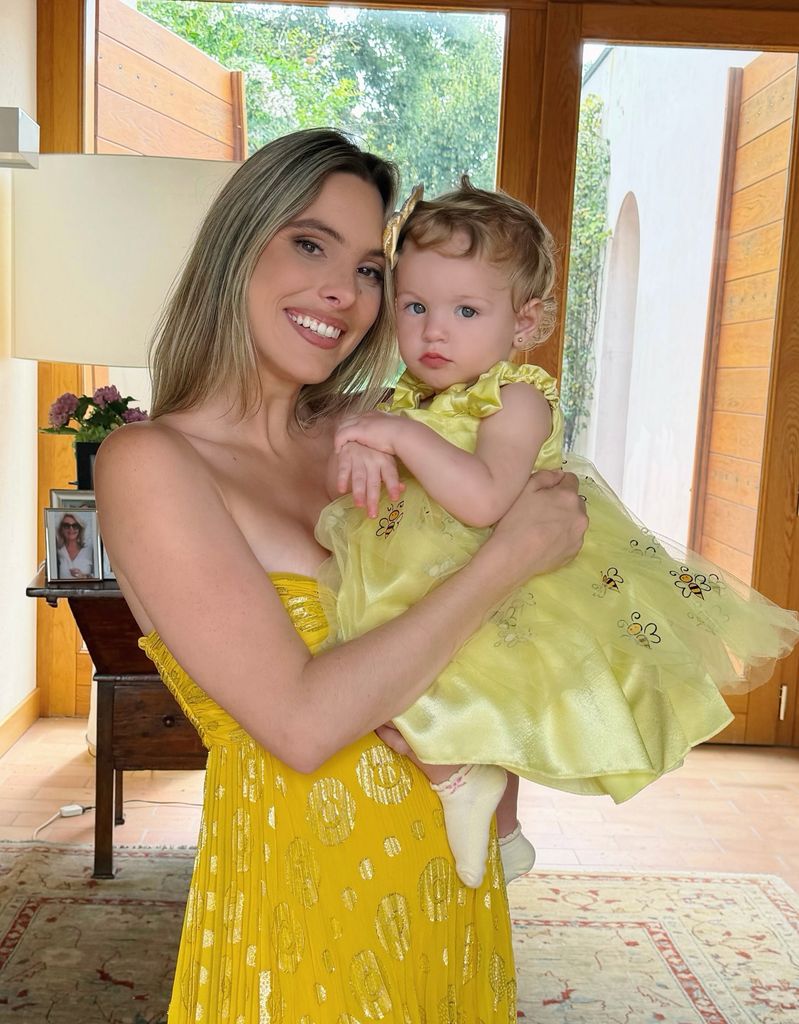 Lele Pons y su hija Eloísa lucieron hermosas con atuendos amarillos.