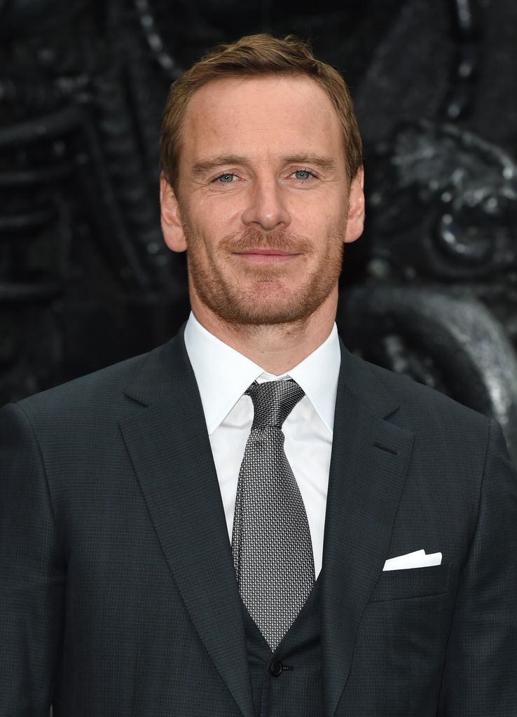 Michael Fassbender como Joe Kennedy Sr.
