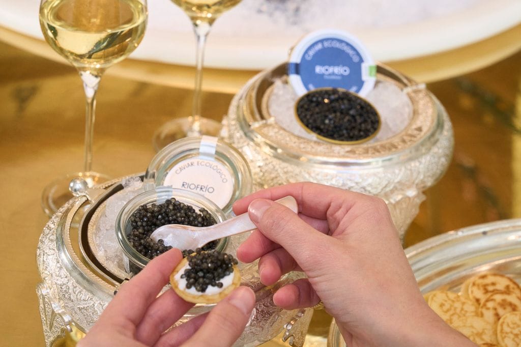 La experiencia de tomar caviar con champán es única.