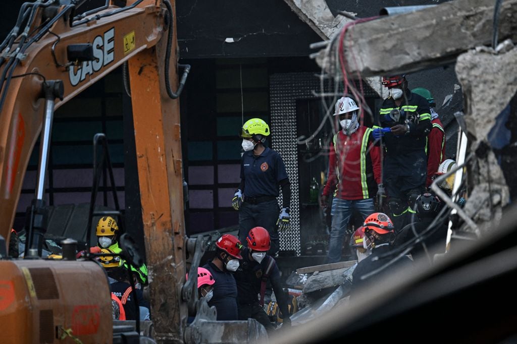 Los equipos de búsqueda y rescate trabajan en la recuperación de los cuerpos en los escombros de lo que fue 'Jet Set'. 