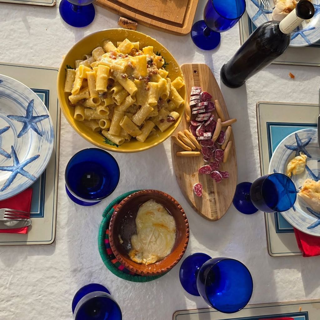 Una rica pasta con un poco de picoteo para compartir 
