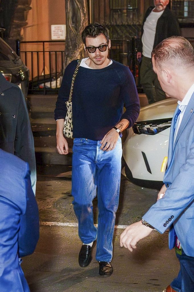 Harry lleva el accesorio de manera orgánica y despreocupada.