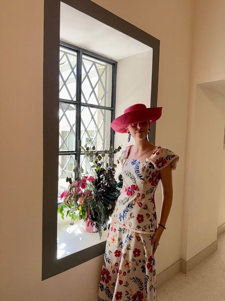 Look de invitada con tocado