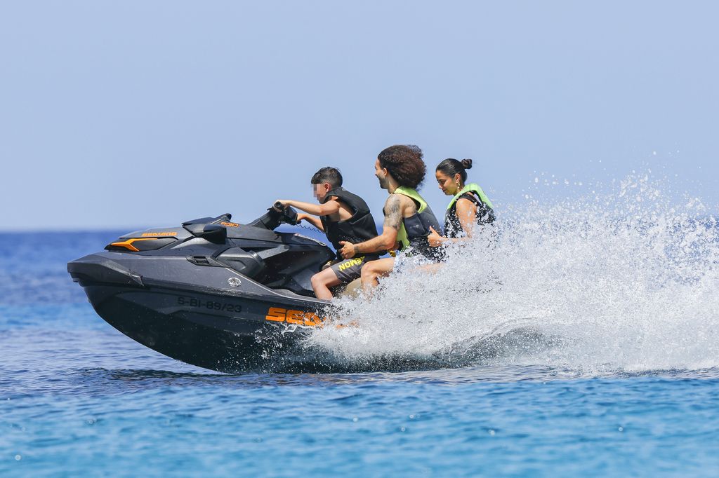 Marc Cucurella y su novia, Claudia Rodrí­guez, de vacaciones en Ibiza el 17 de julio de 2024
