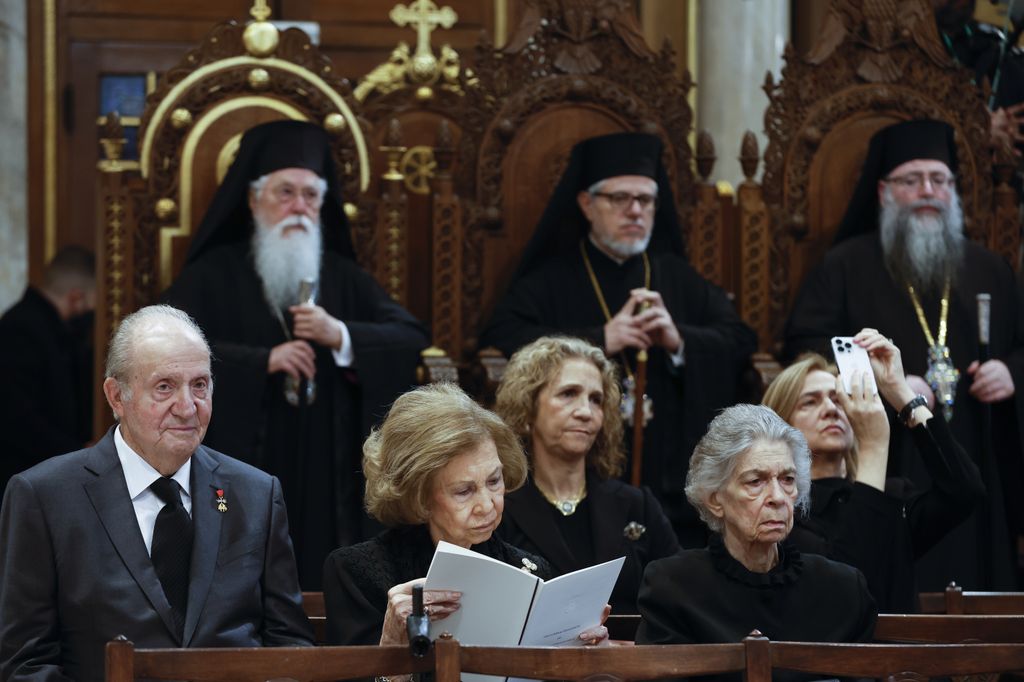 El rey Juan Carlos, la reina Sofía e Irene de Grecia en el funeral del rey Constantino en Atenas en 2023. Detrás, las infantas Elena y Cristina 