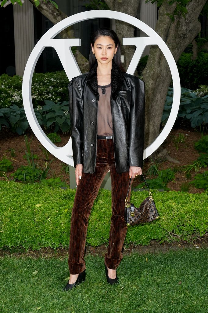 Zendaya en minivestido, la reaparición de Emma Stone y más invitadas de lujo en el desfile de Louis Vuitton en Nueva York que inicia una nueva era