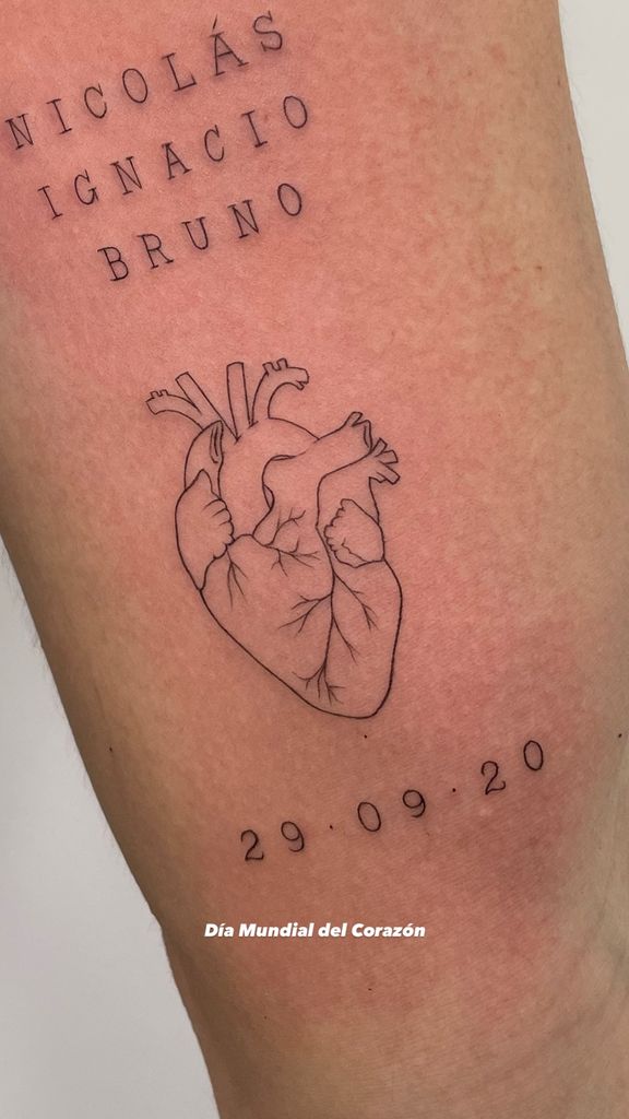 Álvaro muestra el tatuaje que luce en el brazo para recordar que en 2020 volvió a nacer