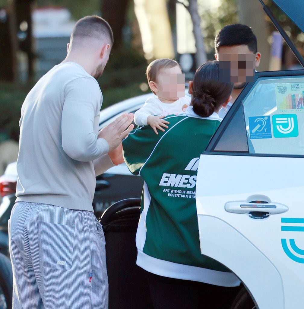 Anabel Pantoja y David Rodríguez paseando con su hija por Madrid