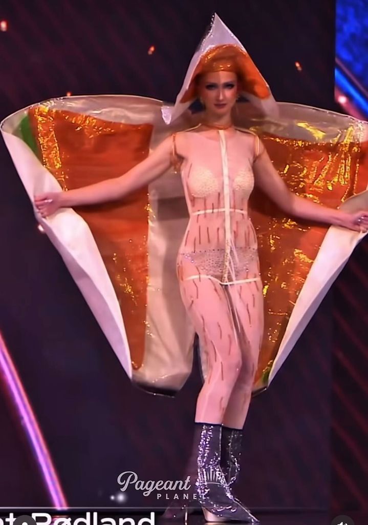 Miss Universe Noruega sorprendió a todos con su curioso traje típico.