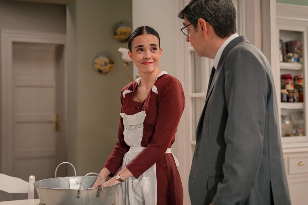 Paula comenzará a trabajar sirviendo en casa de los de la Reina y tratará de conquistar a Tasio