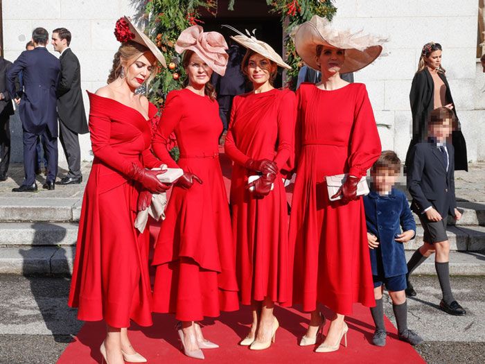 Invitadas de Cristina Reyes vestidas de rojos 