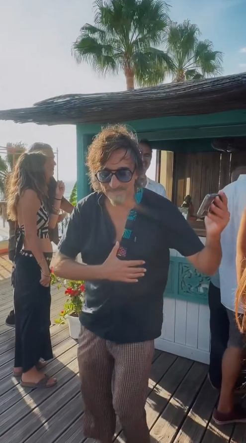 Antonio Carmona se lo pasa en grande en el lanzamiento de su nueva canción