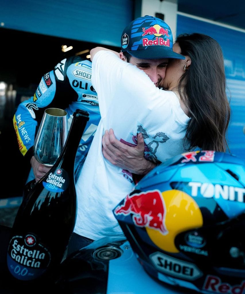 El piloto Álex Márquez y su novia Gabriela