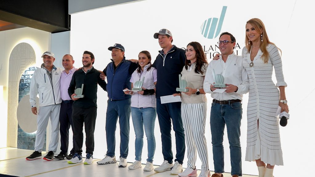 Los ganadores del torneo junto a la conductora, Inés Sainz.