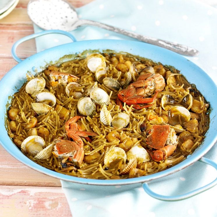 Fideuá de pescados y mariscos
