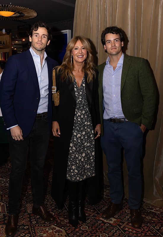 Íñigo Onieva junto a su madre y su hermano