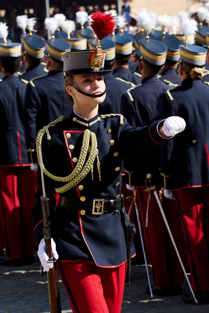 La dama cadete Borbón lució el uniforme de época de La General de 1882, el mismo que estrenó su padre 38 años atrás
