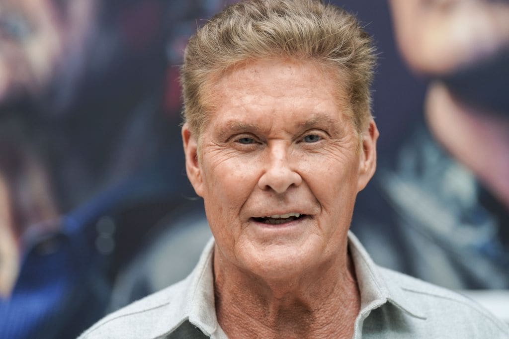 David Hasselhoff preocupa tras ser visto en silla de ruedas semanas después de la muerte de su exesposa   