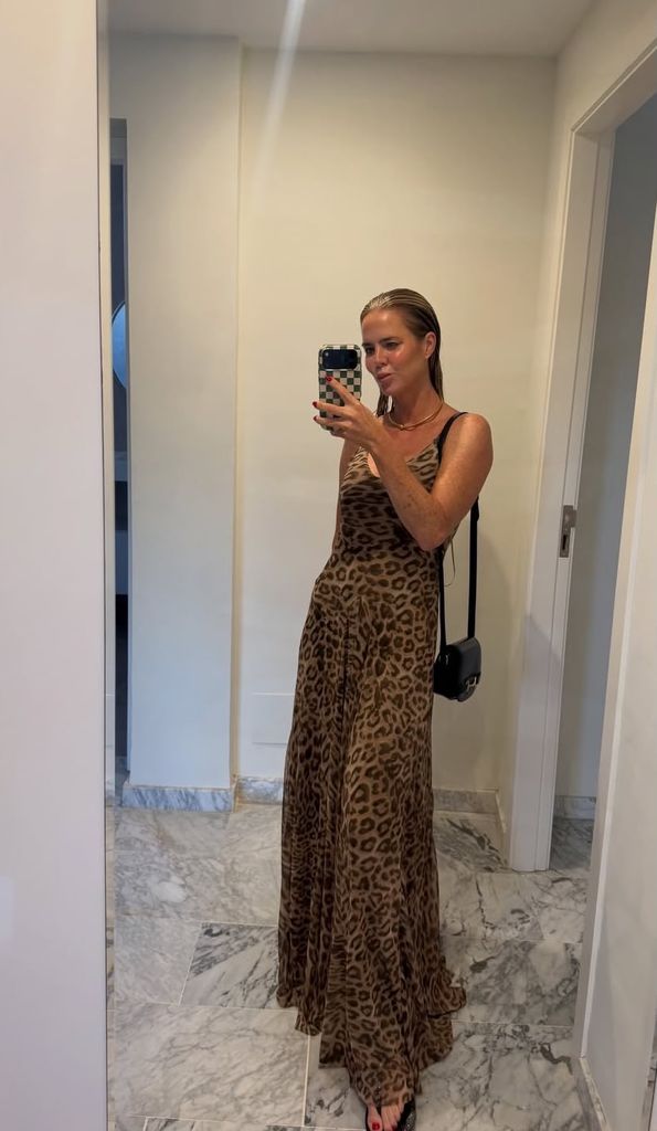El vestido salvaje de Amelia Bono y su bañador con truco en sus vacaciones