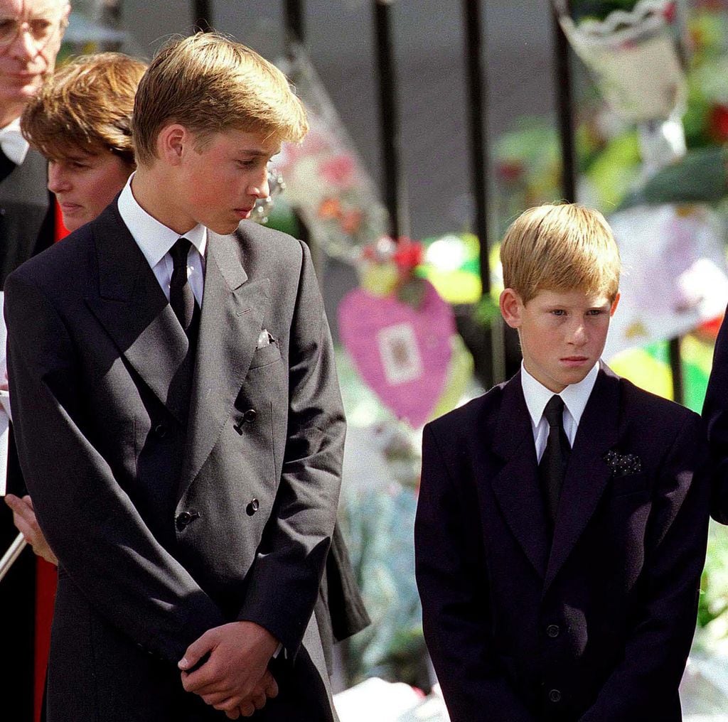 Guillermo y Harry en el exterior de la Abadía de Westminter el día del funeral de la princesa Diana