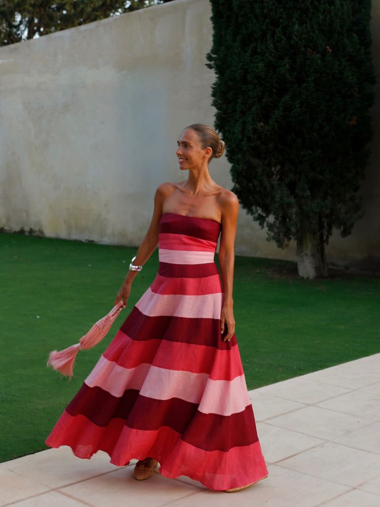 Lucía Bárcena, apostando por los tonos más románticos de la paleta cromática con un delicado vestido tricolor