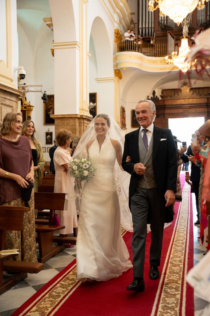 Como manda la tradición, Gracia Astolfi llegó al altar del brazo de su padre