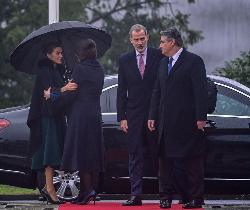 Los Reyes saludando al presidente croata y su esposa