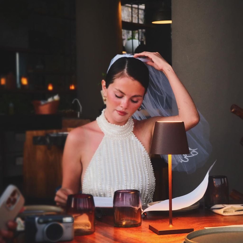 Selena Gómez lució bellísima en su despedida de soltera con un look de aires nupciales.