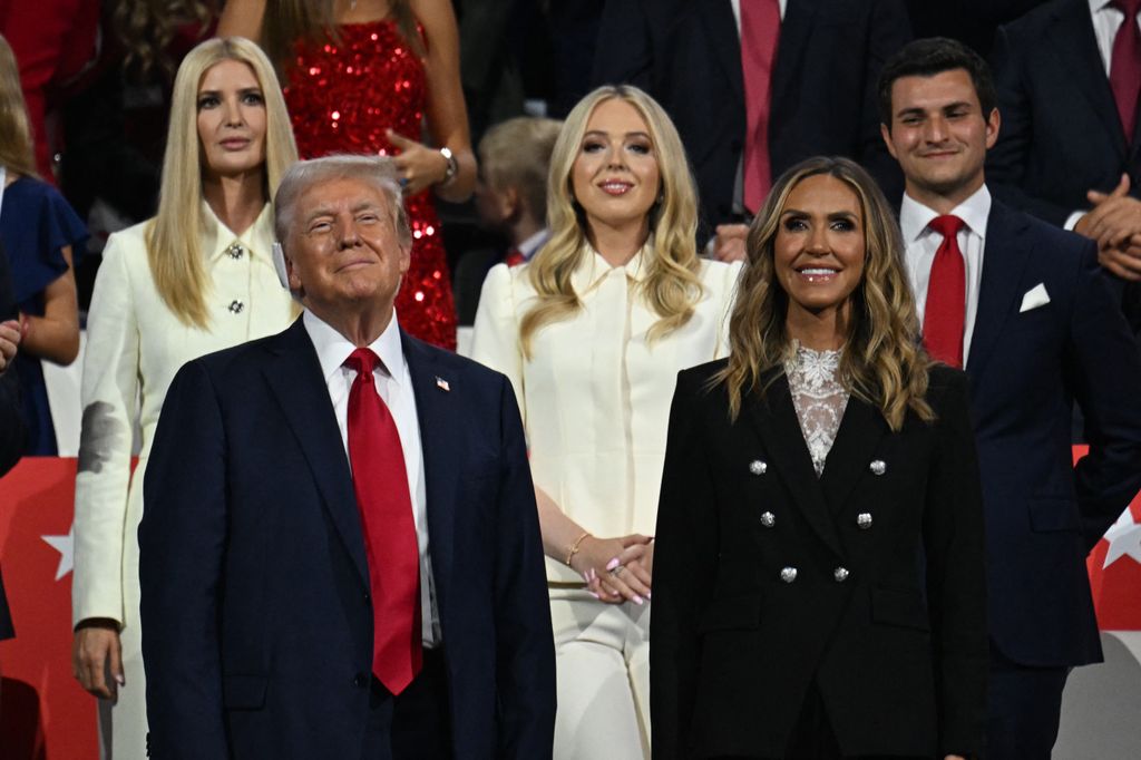 Lara, Ivanka, Tiffany Trump, Michael Boulos y Donald Trump posando en un evento político