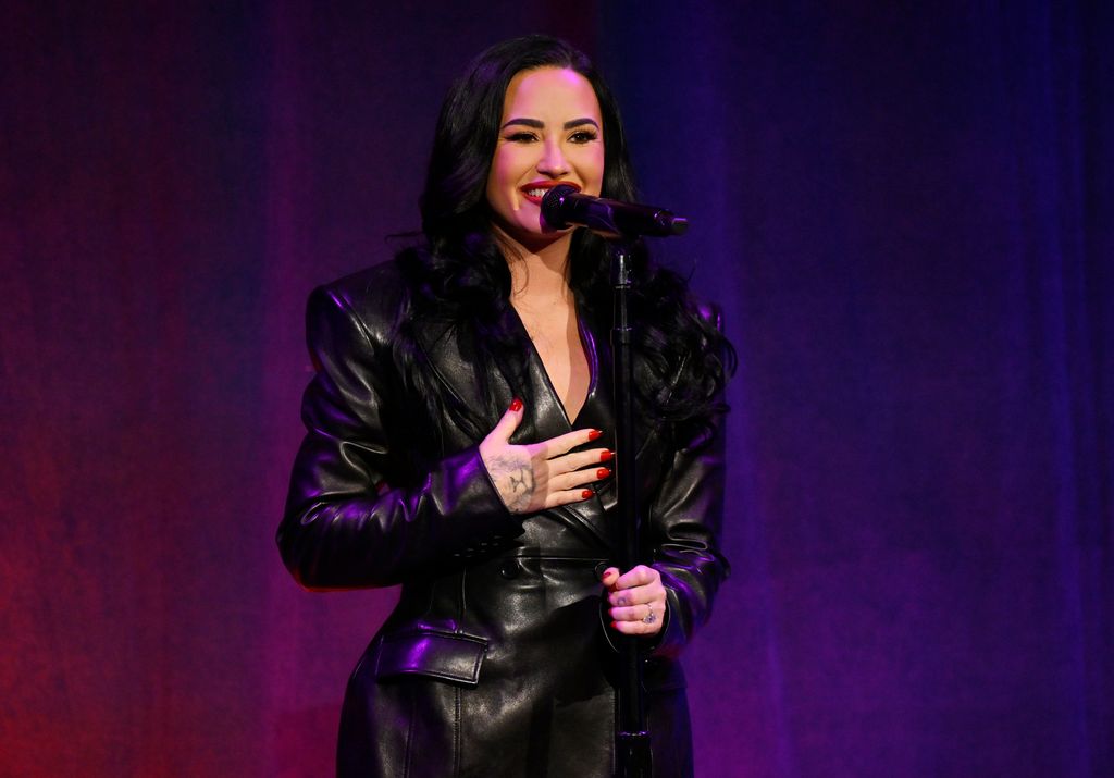 Demi Lovato lució sus uñas rojas durante una presentación en la Caron Treatment Centers' New York Gala 