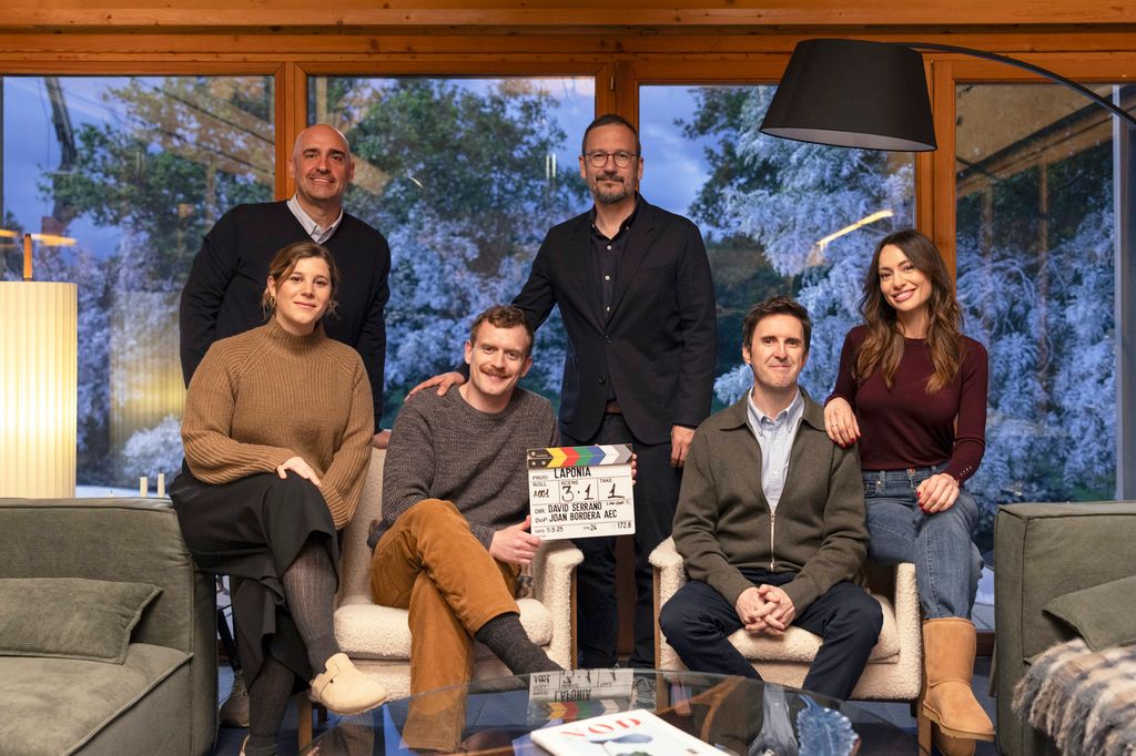 El director David Serrano con el reparto de la película Laponia